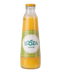 Looza Jus d’Orange Flesjes 20cl Krat 24 Stuks – Puur Sinaasappelsap in Glas De Looza Jus d’Orange Flesjes 20cl bieden verfrissing, eenvoud en kwaliteit in één glas. Deze 100% sinaasappelsap is zacht, fruitig en perfect voor elk moment van de dag. Of je het nu serveert bij het ontbijt, op het terras of in een bedrijfsrestaurant: met Looza haal je een vertrouwde klassieker in huis. Deze glazen flesjes van 20cl zijn verpakt per krat van 24 stuks. Dankzij de handige portiegrootte en het statiegeldsysteem zijn ze zeer geschikt voor horeca, scholen, hotels en evenementen. Bovendien heeft Looza een rijke geschiedenis in het produceren van kwalitatieve vruchtensappen, wat terug te proeven is in elke slok. Waarom kiezen voor Looza Jus d’Orange Flesjes 20cl? – 100% sinaasappelsap zonder toegevoegde suikers – Glazen flesjes van 20cl – handig en hygiënisch – Verpakt per 24 stuks in een statiegeldkrat – Ideaal voor horeca, ontbijtservice of bedrijfskeukens – Looza: Belgisch kwaliteitsmerk sinds 1947 Productspecificaties Inhoud verpakking: 24 glazen flesjes van 20cl Dranktype: 100% vruchtensap (jus d’orange) Smaak: Sinaasappel, fris en licht zoet Verpakking: Glazen flesjes in statiegeldkrat Merk: Looza Land van herkomst: België Serveertemperatuur: Gekoeld (6–8°C) Veelgestelde vragen Bevat deze jus toegevoegde suiker? Nee, Looza Jus d’Orange bevat uitsluitend natuurlijke suikers uit sinaasappel. Kan ik de flesjes en het krat retourneren? Ja, deze verpakking valt onder het statiegeldsysteem en is volledig inwisselbaar. Zit er pulp in deze jus? Nee, deze variant is helder en zonder vruchtvlees – aangenaam voor elk type gast. Bestel Looza Jus d’Orange 20cl vandaag nog De Looza Jus d’Orange Flesjes 20cl Krat 24 Stuks is een ideale oplossing voor grootverbruikers die kwaliteit willen combineren met gemak. Bestel nu via goedkoopdrank.nl en voorzie je gasten van deze frisse klassieker.