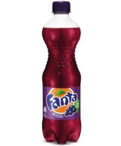 Tray met 12 PET-flessen Fanta Cassis 50cl – frisdrank met zwarte bessensmaak, voorzien van hersluitbare dop.